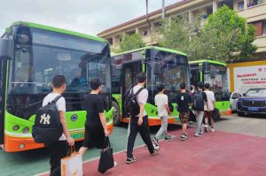 五一假期已至，我校包车暖心护送学子前往车站