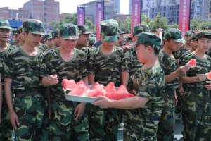 军训特辑丨军训慰问送清凉，校园关怀暖人心