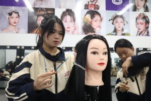 美发课堂实操，每一个坚持的梦想都会开花！