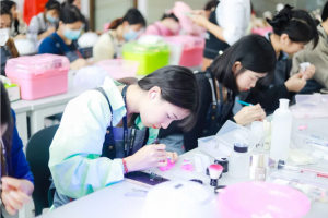穿戴甲电商暴利风头正盛！2024学美甲技术好时机！