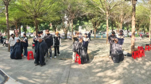 海纳学子进社区开展爱心义剪活动，传递温暖，丰富实践经验