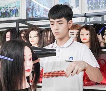 女生学得会美业技术吗？